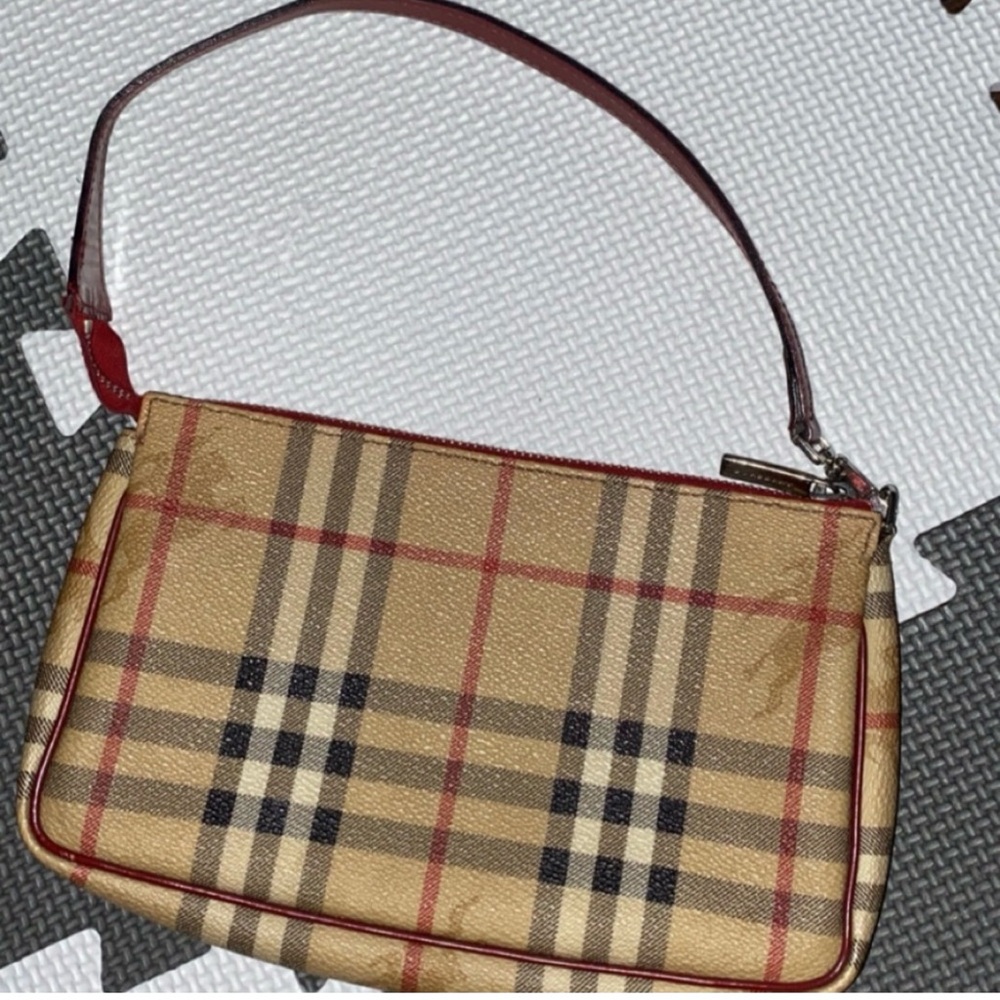 Vintage Burberry bag in good condition. The seller said it was from 2012.